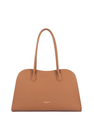 Handtasche aus hellbraunem Leder mit strukturierter, abgerundeter Form und langen, doppelten Griffen, mit kleinem goldenen "Lancaster Paris"-Logo in der Mitte nahe dem unteren Rand.