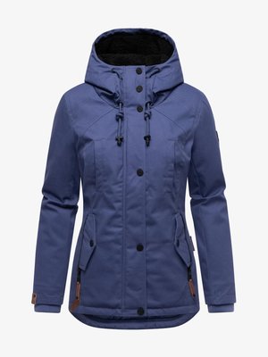 Giacca blu navy con cappuccio, dotata di fodera in pile, chiusure a cerniera e bottone, due tasche frontali e dettagli decorativi.