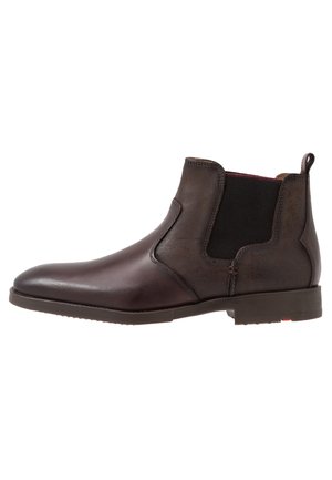 Ciemnobrązowy skórzany botek Chelsea z elastycznymi panelami bocznymi, pętelką przy pięcie i niską, warstwową podeszwą.