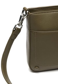 Bolso de cuero verde oliva con superficie texturizada, que cuenta con una correa desmontable, esquinas redondeadas y acentos de costura visibles.