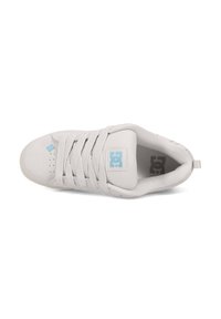 Weiße Skate-Schuhe aus weichem Material mit einer glatten Oberfläche. Zu den Merkmalen gehören flache Schnürsenkel, Löcher auf der Zehenpartie und ein blauer Logoakzent.