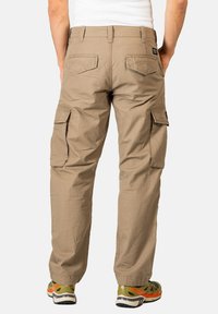 Khakifarbene Cargo-Hosen mit entspannter Passform, zwei seitlichen Taschen und zwei Gesäßtaschen. Hergestellt aus leichtem Stoff mit weicher Textur.