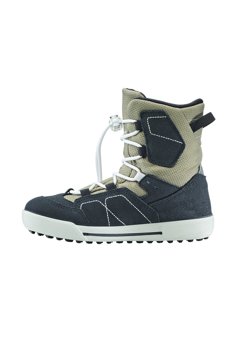Snowboardboot met een donkerblauwe suède en beige textiel bovenkant, witte veters en een rubberen zool met grip voor stabiliteit.