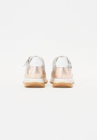 Rosenmetallische Sneaker mit einer weißen Fersenkappe, Netzelementen und strukturierten Akzenten. Enthalten eine weiße Sohle und eine Gummilaufsohle.