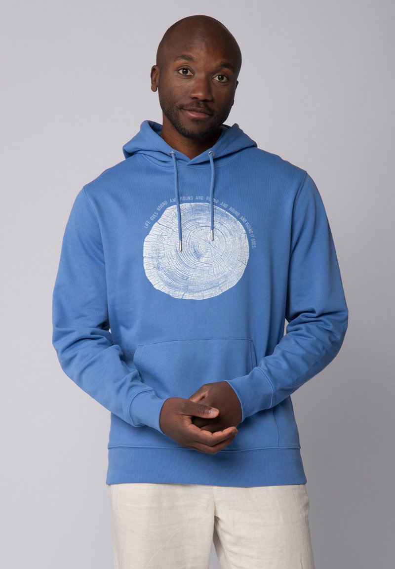Blauer Hoodie mit einem runden Baumring-Design und Text. Verfügt über eine Fronttasche, eine Schnurkapuze und gerippte Bündchen. Weicher Stoff.