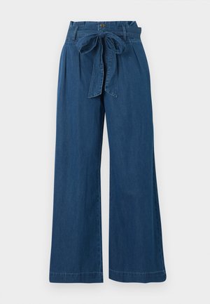 Μπλε τζιν παντελόνι με ψηλή μέση και φαρδιά μπότα, με μπροστινό κουμπί, θηλιές για ζώνη, πλαϊνές τσέπες και υφασμάτινη ζώνη δεμένη σε φιόγκο στη μέση.