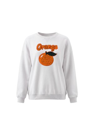 Hvid sweatshirt med lange ærmer med grafik af en orange frugt og blad samt ordet "Orange" broderet på brystet.