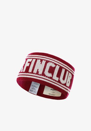 Czerwona i biała dziergana opaska na głowę z napisem "SURFING CLUB" oraz wszytymi metkami z instrukcjami pielęgnacji i informacją o pochodzeniu z Polski.