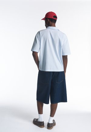 PULL&BEAR, STRIPED SHORT SLEEVE WITH CONTRAST TEXT - SHIRT - Košeľa - blue