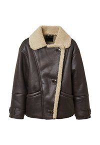 Giacca in pelle marrone con colletto in shearling beige, chiusura a bottoni, due tasche frontali e polsini regolabili.