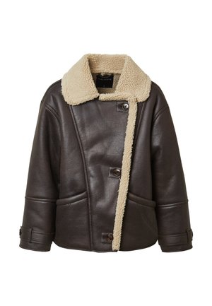 Giacca in pelle marrone con colletto in shearling beige, chiusura a bottoni, due tasche frontali e polsini regolabili.