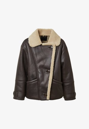 Veste en cuir marron avec un col en fourrure beige, fermeture à boutons, deux poches avant et poignets ajustables.