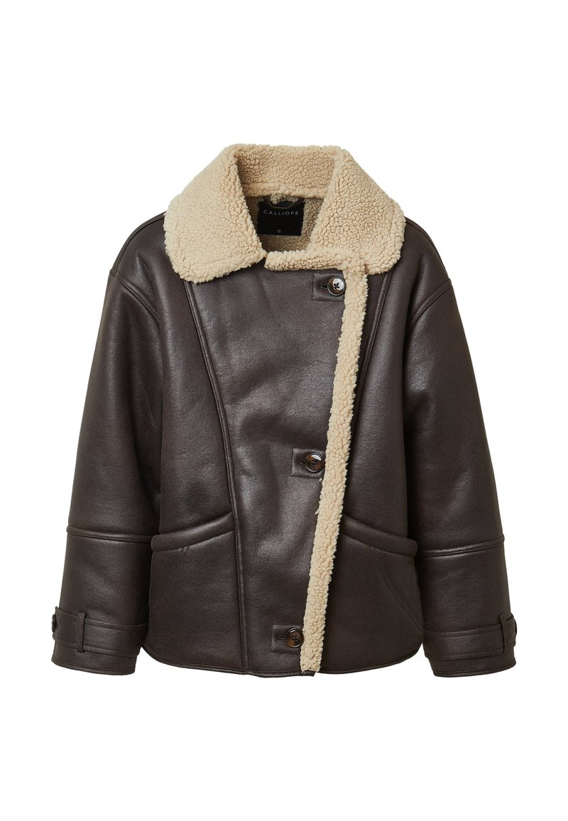 Giacca in pelle marrone con colletto in shearling beige, chiusura a bottoni, due tasche frontali e polsini regolabili.