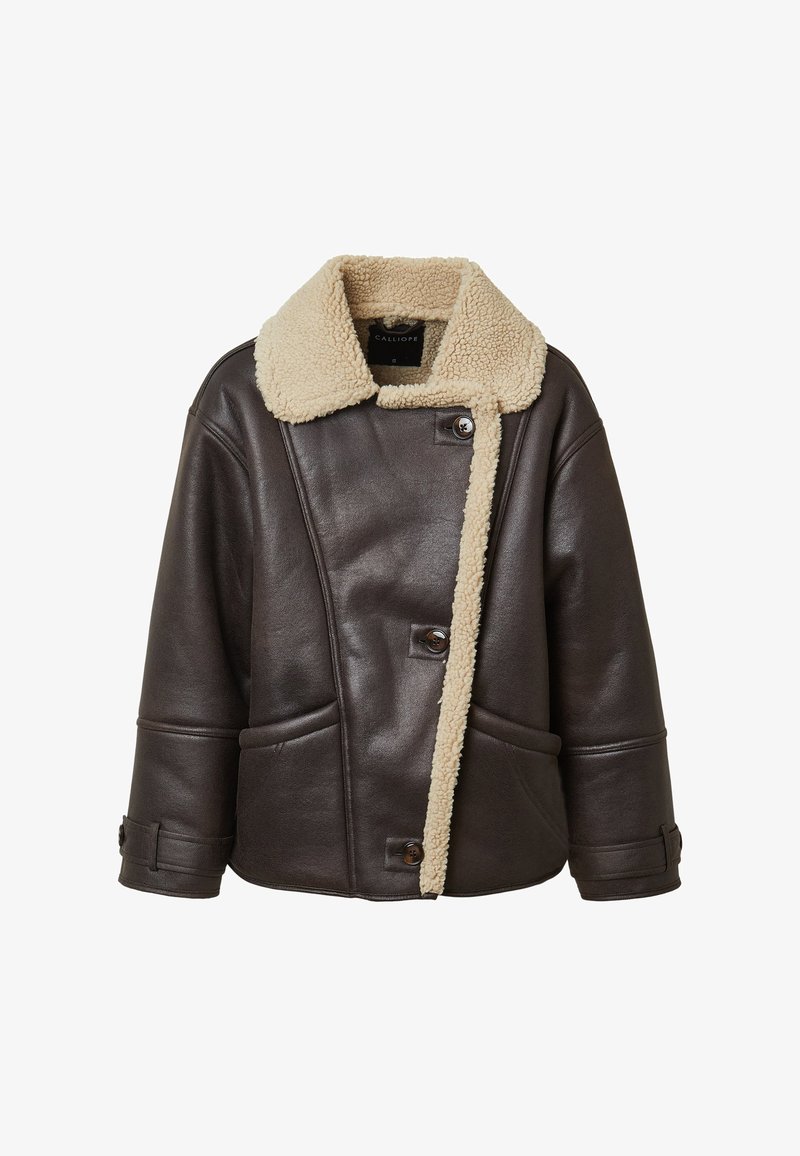 Giacca in pelle marrone con colletto in shearling beige, chiusura a bottoni, due tasche frontali e polsini regolabili.