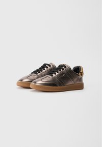 Sneakers basse in bronzo metallizzato con lacci neri, suola in gomma e dettaglio in stampa leopardata sul tallone.