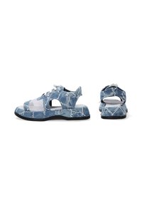 Denim- und Mesh-Schuhe in Hellblau mit Ausschnitten, weißen Akzenten und schwarzer Gummisohle. Verfügt über fransige Kanten und dekorative Nähte.