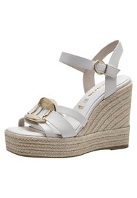 Sandalo wedge bianco con piattaforma in juta intrecciata e dettagli in oro. Presenta un design a cinturino e suole testurizzate per la presa.