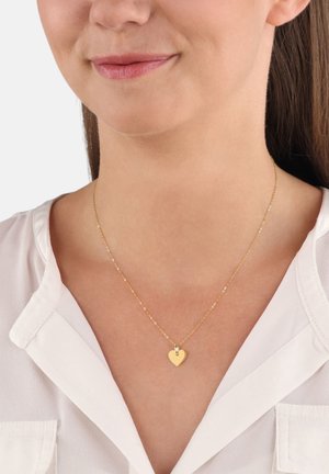 Goldene Herzanhängerkette mit einer zarten Kette, versehen mit einer glatten, polierten Oberfläche und einer kleinen Schlaufe zur Befestigung.