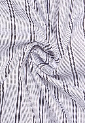 Witte stof met smalle zwarte strepen en een getextureerd ruitpatroon, met een gladde, iets glanzende oppervlakte, gerangschikt in een gedraaide lay-out.