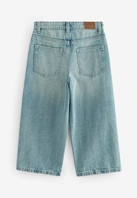 Helle blaue Denim-Bermudashorts mit geradem Schnitt, ausgestattet mit zwei Gesäßtaschen und einem gewebten Markenlabel am Bund.