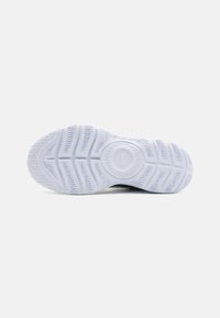 Semelle en caoutchouc blanc avec motif de grip texturé et logo Nike circulaire ; présente une arête surélevée pour une meilleure traction et un soutien accru.