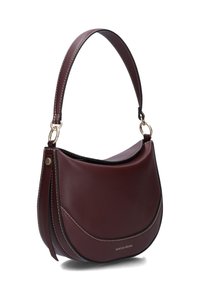 Bordeauxrode leren handtas met een gebogen ontwerp, contrasterende stiksels, een enkele verstelbare riem en een subtiel merkdetail in reliëf.