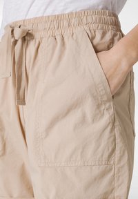 Deha BERMUDA - Träningsshorts - sand