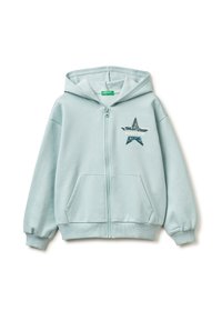 Felpa leggera con zip di colore azzurro in tessuto morbido, dotata di tasca frontale, con un design a stelle e il logo "BENETTON" in glitter. Con cappuccio e polsini a costine.