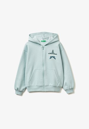 Helle blaue Zip-Hoodie aus weichem Material mit einer Fronttasche, ausgestattet mit einem Sternendesign und dem glitzernden "BENETTON"-Logo. Mit Kapuze und gerippten Bündchen.