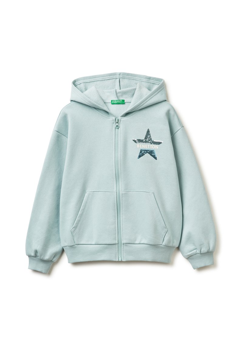 Felpa leggera con zip di colore azzurro in tessuto morbido, dotata di tasca frontale, con un design a stelle e il logo "BENETTON" in glitter. Con cappuccio e polsini a costine.