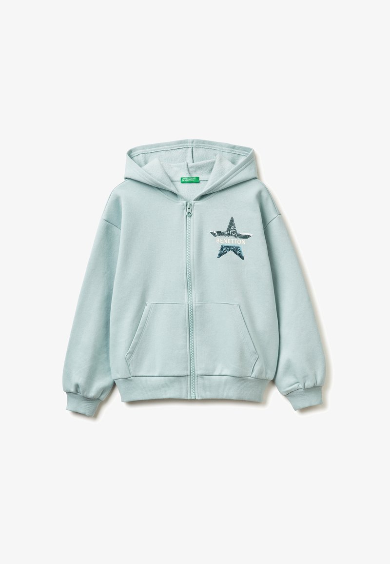 Sudadera con cremallera azul claro de tejido suave, con un bolsillo frontal, que presenta un diseño de estrella y el logotipo "BENETTON" en brillo. Con capucha y puños de canalé.