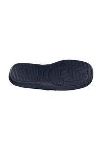 Suela de un zapato negro con agarre texturizado, patrón triangular con tres formas circulares y un logo en el centro.