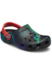 Schwarze Clogs zum Hineinschlüpfen mit bunten Blitzstreifen, Belüftungsöffnungen und einem roten, verstellbaren Fersenriemen mit einem Logo-Button.
