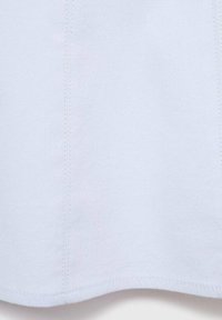Helles blaues Gewebe mit einer glatten Textur. Verfügt über gerade Nähte entlang der Säume und einen sanft gewölbten Saum. Einfaches und minimalistisches Design.