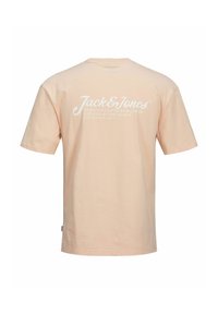 Lichtroze katoenen t-shirt met korte mouwen, een ronde hals en witte bedrukte tekst op de achterkant met de merknaam en details.