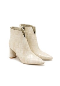 Bottines beige en faux cuir avec une texture croco, bout pointu et talon carré ; dotées d'une fermeture éclair sur le côté pour un enfilage facile.