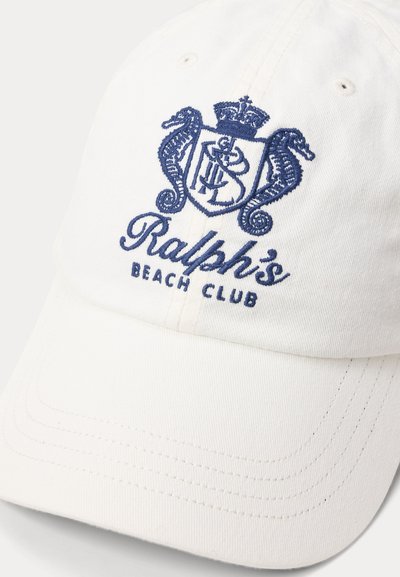 Casquette de baseball blanche avec un écusson brodé bleu comprenant deux hippocampes, une couronne, et le texte "Ralph's Beach Club".