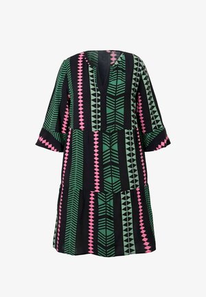 Zwarte jurk met groene en roze geometrische verticale strepen, driekwartmouwen en een gelaagde rok met een V-hals.