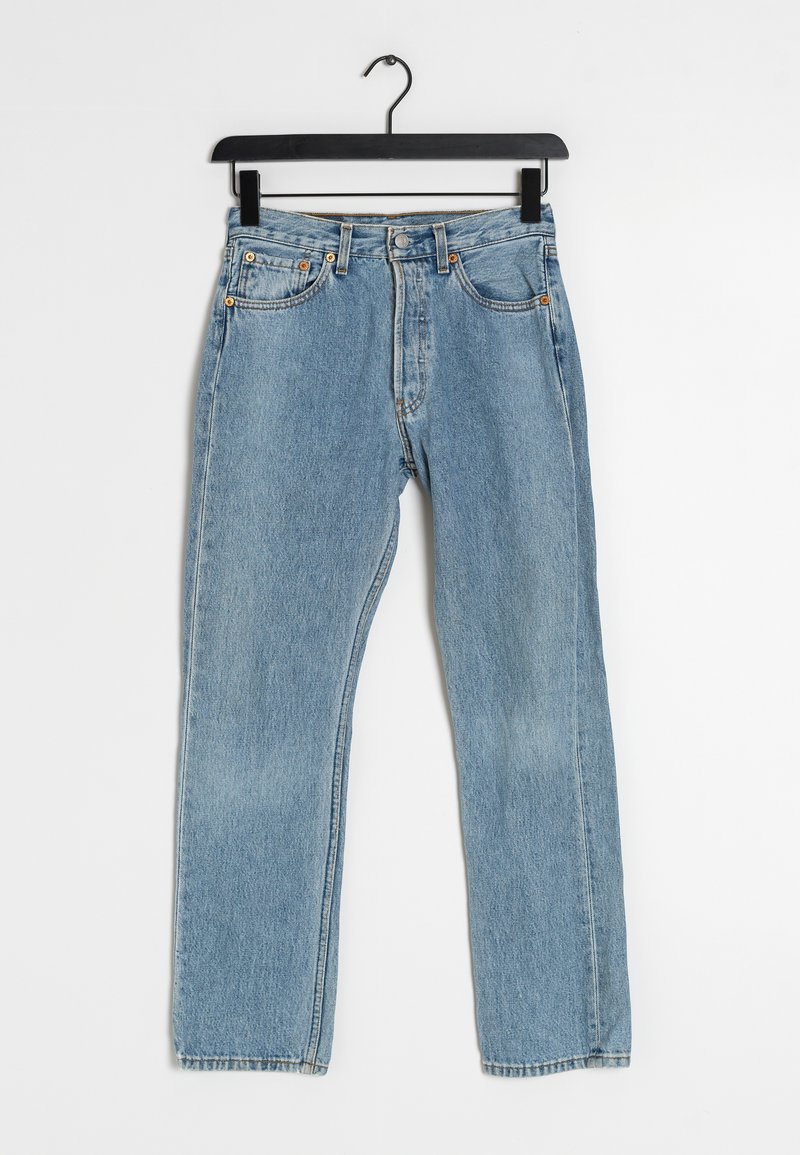 Jean en denim bleu clair avec une coupe droite, cinq poches et des surpiqûres contrastantes. Fini avec un bouton classique et une braguette à fermeture éclair.