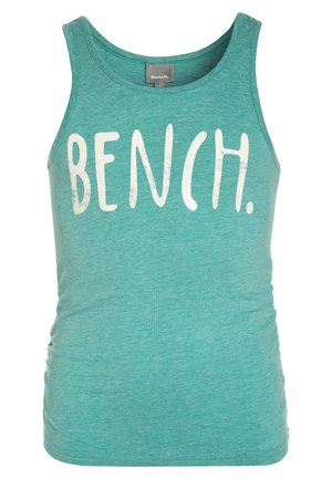 Grøn ærmeløs tanktop med stor hvid "BENCH." tekst tværs over brystet og et Bench-mærke ved halsudskæringen.