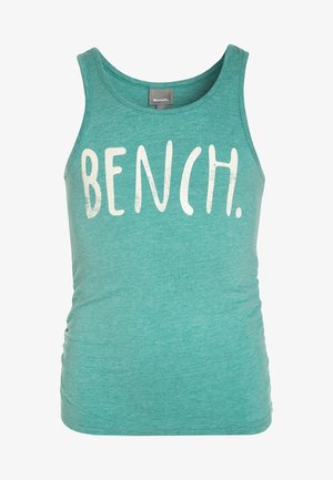 Zielony bezrękawnik z dużym białym napisem "BENCH." na piersi oraz metką marki Bench przy dekolcie.