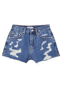 Shorts de mezclilla azul con parches desgastados y deshilachados en la parte frontal, estilo de cinco bolsillos, cierre de botón y bordes crudos.