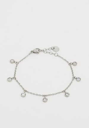 Bracciale in argento con cinque accenti rotondi che sorreggono pietre trasparenti, dotato di chiusura e lunghezza regolabile. Texture liscia e design semplice.