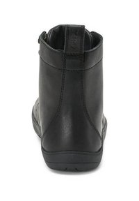 Svart läder ankelkänga med rund tå, slät textur och en subtil sömdetalj. Inkluderar en dragflik bak för enkel påtagning.