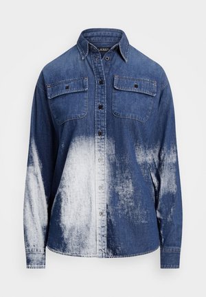 Denimska srajca s sprednjimi gumbi, žepoma na prsih in gradientnim pranjem od temno modre do svetlo modre, z mehko teksturo in klasičnim ovratnikom.