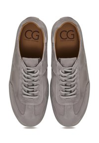 Pantofi gri din suede cu un design minimalist, având închidere cu șireturi, cusături tonale și un finisaj neted, texturat.