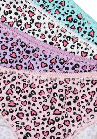 Vier paar damesondergoed in verschillende pastelkleuren met zwarte luipaardvlekken en roze harten, voorzien van kanten rand langs de tailleband.