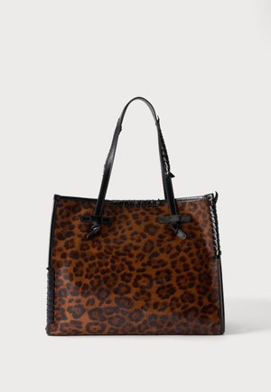 Brun leopard mønstret shoppertaske med sorte læderhåndtag og vævet sort læderkant på kanterne mod hvid baggrund.