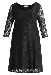 Svart spetsklänning med rund halsringning, trekvartslånga ärmar och utsvängd kjol. Invecklade blommönster genom hela tyget.