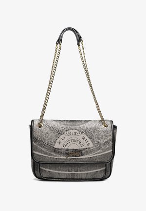 Sac de poitrine avec un art de ligne monochrome complexe et du texte, des chaînes dorées avec des poignées en cuir noir, et un subtil détail du logo doré sur le rabat avant.